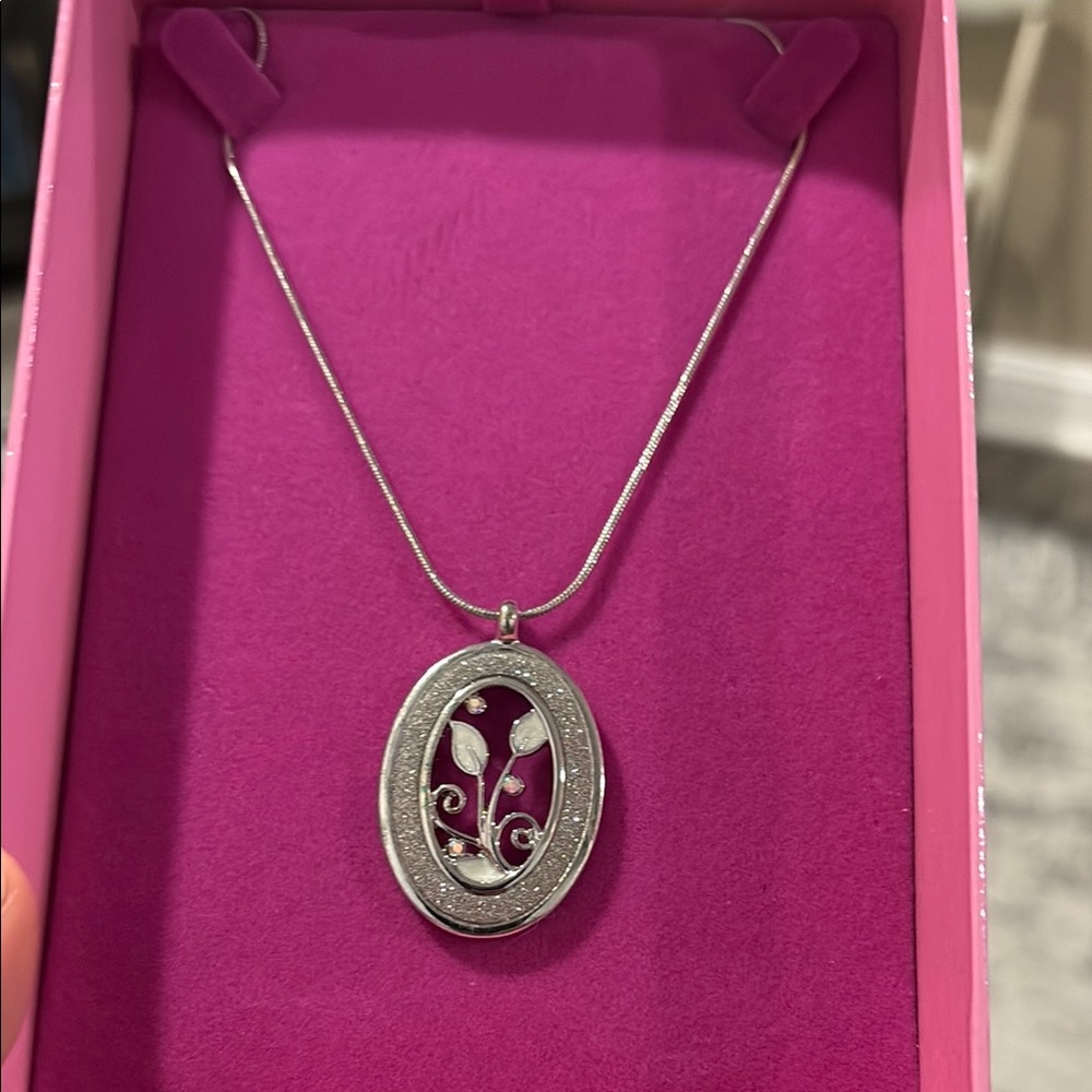 Chic Silver Oval Pendant Necklace